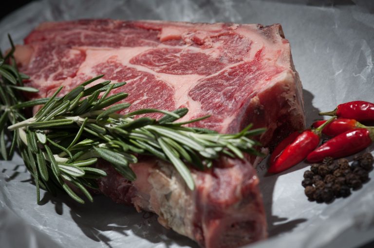 Gesunde Brühen aus Suppenknochen: Die Vorteile von Weidefleisch für Ihre Ernährung